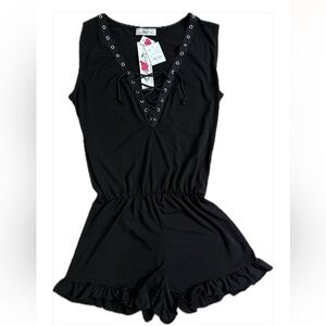 💕Juniors So Nikki Black Lace Up Romper in size S.